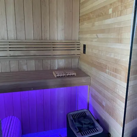 Hotel apartamentowy Above And Beyond - Luxe Met Sauna En Stoomdouche 4*
