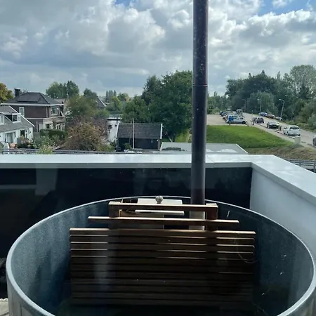 Hotel apartamentowy Above And Beyond - Luxe Met Sauna En Stoomdouche 4*